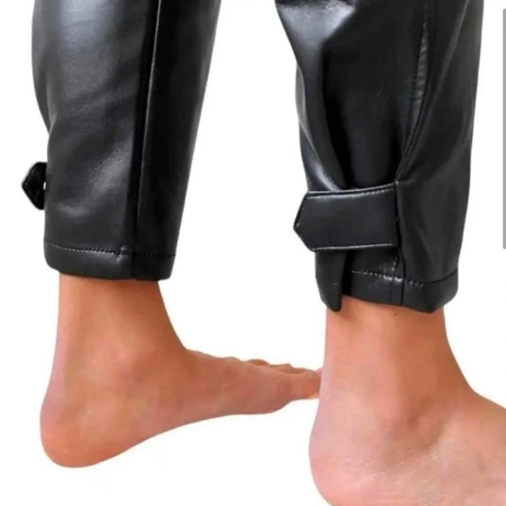 ARITZIA WILFRED VEGAN LEATHER HIGH
RISE TAPERED CARGO PANTS, size 2 - Picture 5 of 9